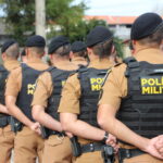 Policiais militares em formação durante cerimônia.